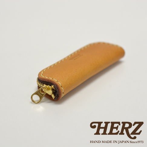 職人手作皮革印章收納袋 KZ-121，淺棕色牛革材質，設有黃銅色 YKK 拉鍊，車縫線清晰，設計簡約。