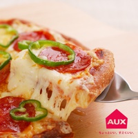 leye 切切分食匙，以金屬材質，正將一片淋有融化起司、番茄醬、香腸片和青椒圈的美味披薩從整張披薩上分開。