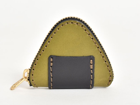 橄欖綠皮革製成的三角形零錢包，帶有黑色皮革裝飾和金色拉鍊，邊緣有縫線細節。