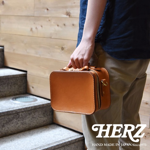 日本HERZ職人手作皮革兩用迷你小方包 CW-40 棕色，搭載一個短提把，側背帶可調整長度，整體設計精緻。