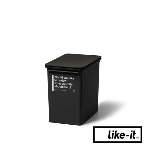 黑色掀蓋式矮版垃圾桶，側面印有白色文字「Would you like to review what your life should be...?」及網址，材質為塑膠。