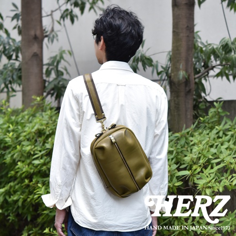 日本HERZ 職人手作皮革立體運動斜背包 F-9，橄欖綠色，單肩斜背，寬19x高28x厚度5cm