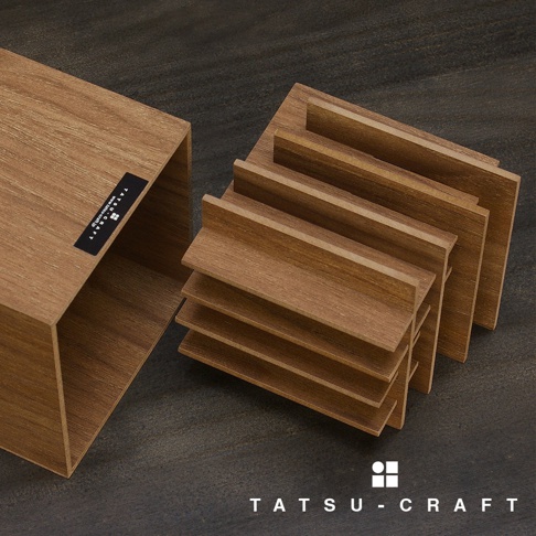 木紋筆筒，由多個分隔的淺棕色木質隔層組成，排列整齊，可容納多支筆。左側為一個開口向上的木質收納盒，表面有黑色品牌標籤。