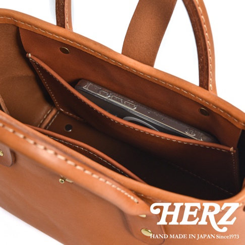 職人手作皮革迷你托特包 T-11，採用棕色牛革，內部有手機插袋，整體結構紮實，縫線細緻。