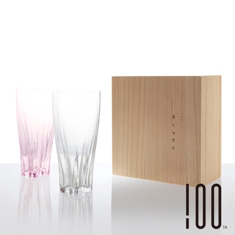 一組兩支比爾森式啤酒杯，一支為淡粉色，另一支為透明無色，皆為玻璃材質，杯身帶有垂直紋路。旁邊是一個淺色木質包裝盒，盒上印有日文文字。