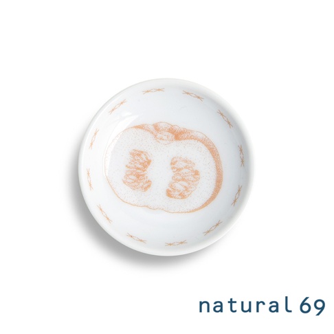 白色陶瓷迷你小菜碟，碟面繪有手繪風格的橘色南瓜切面圖案，碟邊飾有橘色交叉線條裝飾。