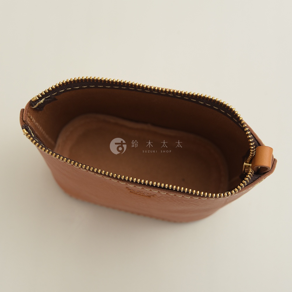 職人手作皮革三角收納包，淺棕色皮革，帶有金色拉鍊。