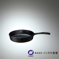 一個黑色鑄鐵平底鍋，直徑 18 公分，帶有一個長柄。