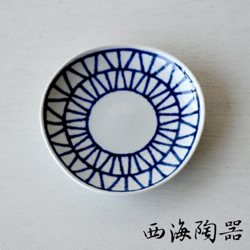波佐見燒藍玉紋五件式醬料碟，陶瓷材質，白色碟面飾有藍色放射狀的幾何紋路，風格簡約。