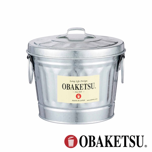 OBAKETSU 手工製金屬儲物桶，帶有蓋子和提把，標籤上有品牌名稱、Long Life Design 和 since 1923 等字樣。