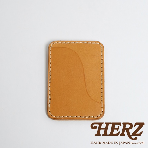 HERZ 手工皮革名片夾，採用原色牛皮製作，車線縫製，表面有曲線凹槽設計。