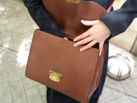 職人手作皮革屋瓦風兩用單肩包 (CW-3)。棕色皮革材質，方形包款，帶有金色金屬鎖扣，手工縫線。