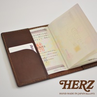 職人手作皮革經典護照套，深棕色皮革，內有卡槽，可放入護照及卡片。