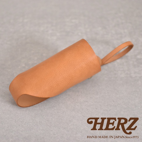 職人手作皮革Organ水壺套，淺棕色，圓筒形設計，附有皮革提環，可收納水壺。