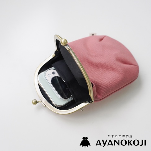 一個打開的粉紅色帆布口金包，裡面有一個手機，旁邊有 AYANOKOJI 的 Logo。