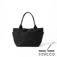 黑色三河木綿刺子織手提托特包，正面有兩個外袋，提把為黑色帆布材質。