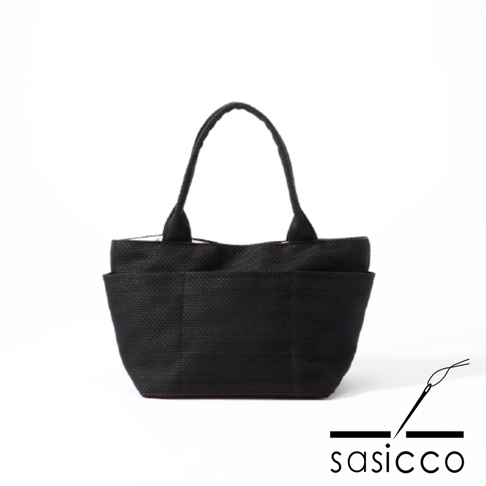 黑色三河木綿刺子織手提托特包，正面有兩個外袋，提把為黑色帆布材質。