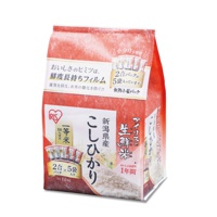 紅色包裝袋裝有1.5公斤新潟縣產越光米，袋子上印有日文文字、品牌標誌和米粒圖案。包裝袋上方有標示「小分けで便利」及五小包的米包圖案，下方則有「アイリス」品牌字樣、越光米（こしひかり）名稱及「生鮮米」等字樣。
