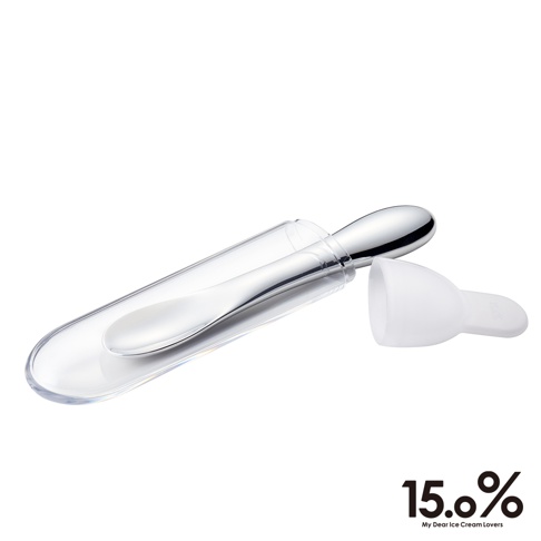 銀色金屬冰淇淋勺，置於透明塑膠收納盒內，勺柄末端為光滑圓弧形。白色半透明塑膠盒蓋獨立放置於旁。