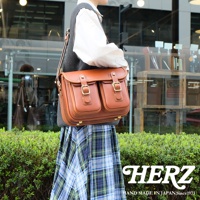 日本HERZ職人手作皮革經典雙扣郵差包，以精緻的雙口袋和金色扣環設計，展現復古質感。