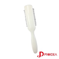 白色防靜電美髮梳，帶有黑色梳齒，梳柄為一體成形設計。