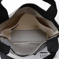 三河木綿刺子織直式收納托特包，黑色與白色棋盤格紋外觀，內部設有米白色布料襯裡、側邊口袋及一個鈕扣。