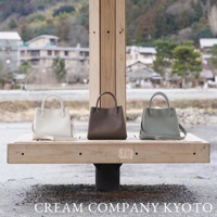 三款京都職人手作兩用手提托特包，分別為米白色、咖啡色及灰綠色，皆為皮革材質，造型簡約，帶有提把與可拆卸斜背帶。