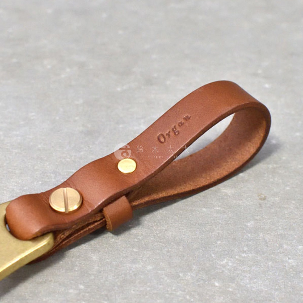 職人手作皮革鑰匙圈，咖啡色皮革，以黃銅色鉚釘固定，皮革上壓印「Organ」字樣。