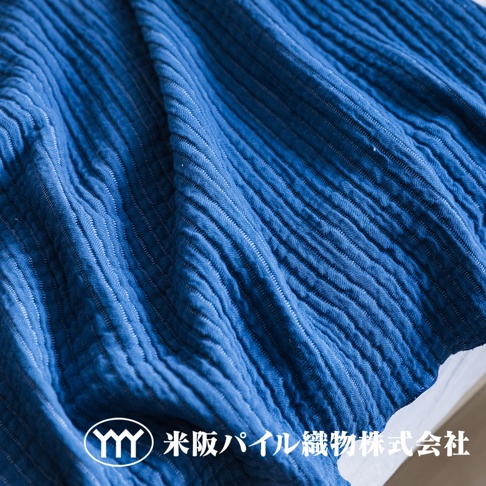 藍色三層紗輕透波紋毯，材質柔軟，織紋獨特，觸感舒適，適合四季使用。