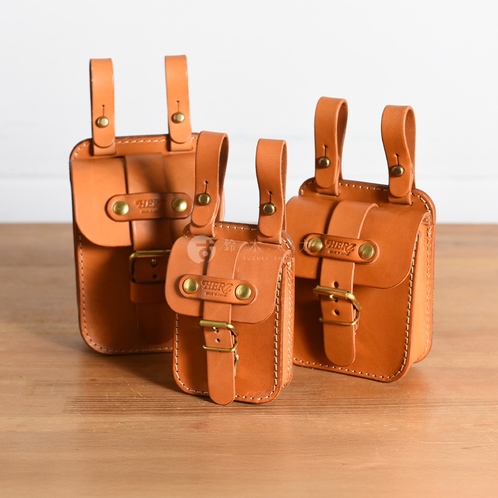 三款不同尺寸的淺棕色皮革腰袋，皆有雙皮帶扣設計，皮革質感佳，適合吊掛使用。