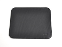 職人手作皮革滑鼠墊板 (KZ-70)，黑色皮革材質，四周縫線工整，右下角壓印有品牌標誌。