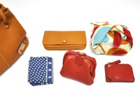 中には、長財布(WL-104)、お弁当箱、ハンカチ、ポーチ(KF-143-S)、キーケース(KE-60)を入れています。