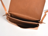 職人手作皮革直式隨行袋 (CP-9)，展示袋身為淺棕色皮革材質，翻蓋打開，露出內部兩層分隔設計，縫線清晰。