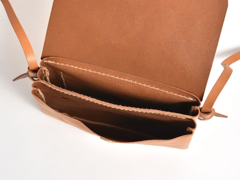 職人手作皮革直式隨行袋 (CP-9)，展示袋身為淺棕色皮革材質，翻蓋打開，露出內部兩層分隔設計，縫線清晰。