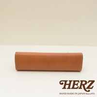 職人手作皮革復古口金兩用手提包 P-8，呈現焦糖棕色皮革，包身線條簡潔，搭配米白色縫線，展現細膩工藝。