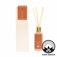 KYARA INNOVATE 的 Kinmokusei 040 室內擴香竹，附有橘色標籤和白色紙盒