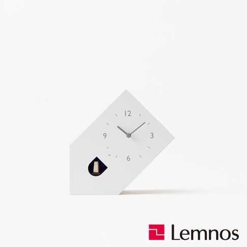 傾斜式白色布穀鳥房型報時桌鐘，設有灰色時針、分針和時標，鐘面下方有一個黑色圓孔，露出部分木製擺錘。