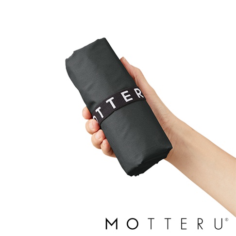 MOTTERU 品牌標誌出現在黑色摺疊袋上，由一隻手拿著。