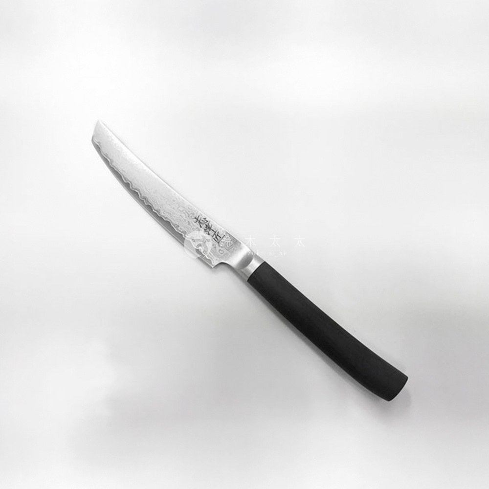 志津匠 33層大馬士革鋼木柄牛排刀，刀刃有適度鋸齒狀邊緣，金屬尾部嵌入手柄內可調整重量平衡，營造沉穩的日式氛圍。