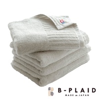 一疊白色今治長毛柔暖速乾直紋浴巾，頂部浴巾上有品牌標籤，材質柔軟，紋理清晰。