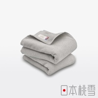 一疊三條淺灰色毛巾，材質柔軟，表面有細膩的絨毛紋理，其中一條毛巾的邊角處有一個帶有品牌標誌的織標。