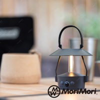 深灰色MINIMO無尾熊智慧感應燈，帶有黑色皮革提把，燈身為圓柱形，頂部有錐形燈罩，底部有ON-OFF和AUTO按鈕，整體為簡約設計。