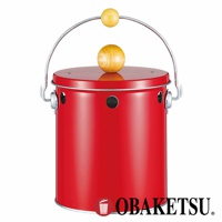 OBAKETSU 品牌紅色金屬蚊香桶，帶有木質提手和蓋子，以及側面的圓形通風孔。