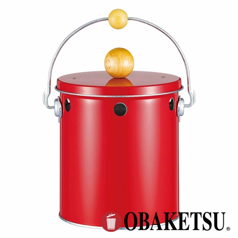 OBAKETSU 品牌紅色金屬蚊香桶，帶有木質提手和蓋子，以及側面的圓形通風孔。
