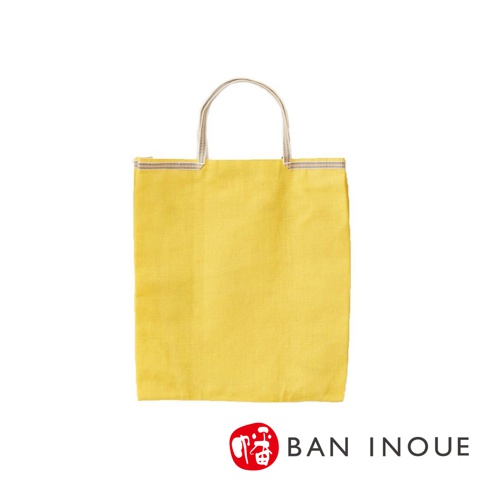 黃色棉織隨身購物袋，袋身平整，兩側有細密的白色與灰色條紋織帶裝飾，提把為圓形，由銀灰色細繩編織而成。