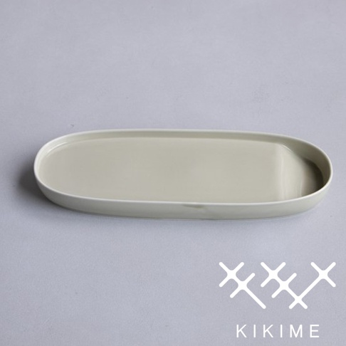 淺灰色波佐見燒長型主菜盤，邊緣為白色，呈現光滑質感的陶瓷材質。