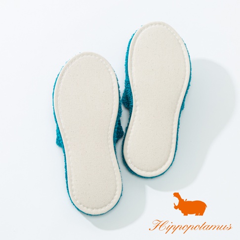 一雙藍綠色竹棉混紡室內拖鞋，鞋底為米白色棉質，鞋邊以白色車線包覆。