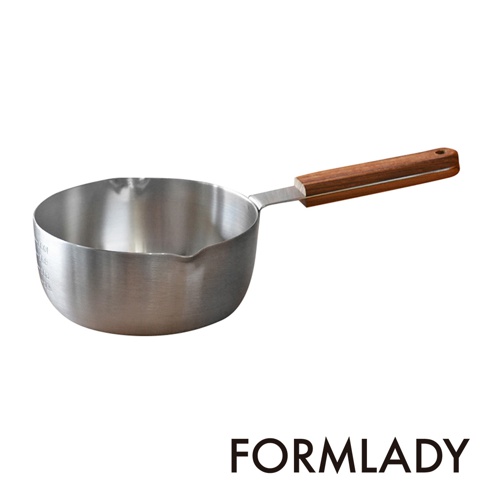 小泉誠 ambai 日製木柄18-8不鏽鋼雪平鍋，鍋身為銀色不鏽鋼材質，帶有刻度標示。鍋柄為木製，呈現深棕色。