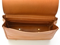 淺棕色皮革製成的三用側背包內部，可見多個隔層、縫線細節及金屬鉚釘。