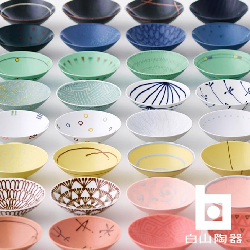 展示多款平茶碗，顏色涵蓋深藍、淺藍、綠色、黃色、粉色及白色。部分茶碗飾有精緻的圖案，包括點狀、線條、花紋及幾何圖形，材質疑似陶瓷。